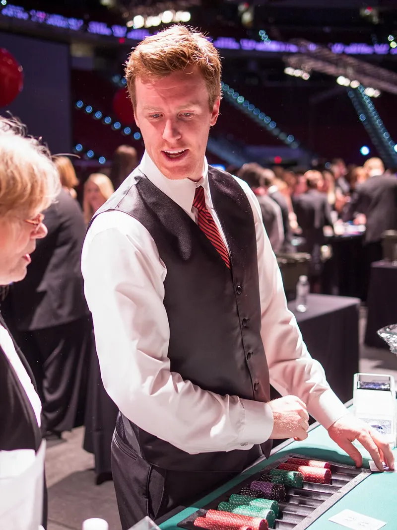 Pokies Jackpots vs. Live Tables: Which Casino Format Actually Works in Your Favour?